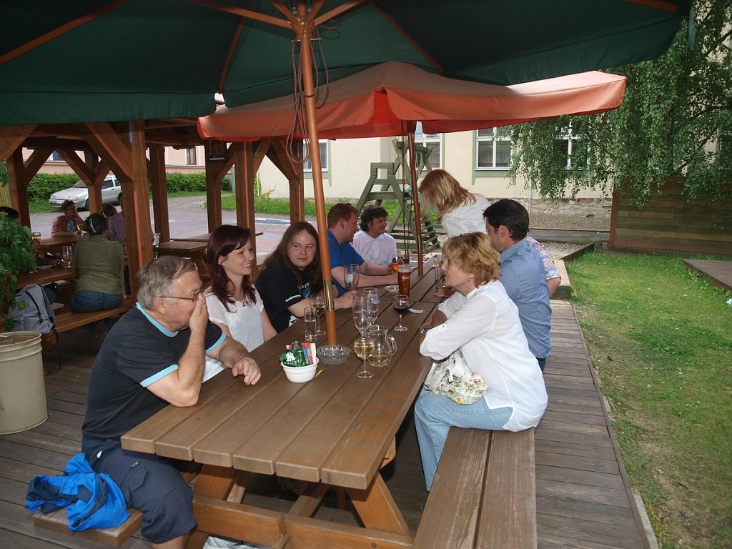 Sraz_2011-06-18_017.jpg - Učitel Zdeněk Veselý, Eva, Roman, Luboš, Petr, Jana, Petr a učitelka Lumila Nejedlá