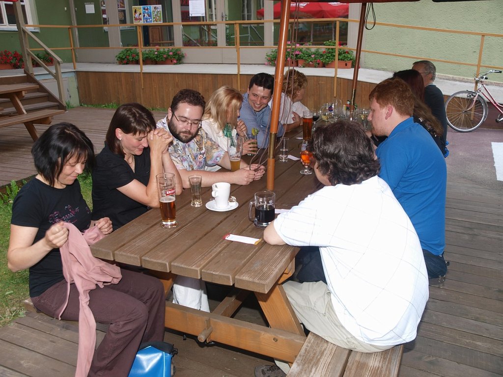 Sraz_2011-06-18_022.jpg - Kamila, Šárka, Lojza, Jana, Petr, Nejedlá, Petr, Luboš Roman, Eva a Zdeněk Veselý